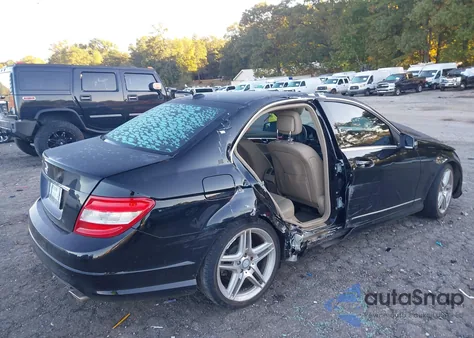 2010 Mercedes-Benz C 300 Luxury/Sport z USA, uszkodzony, nr VIN WDDGF5EB9AR102405